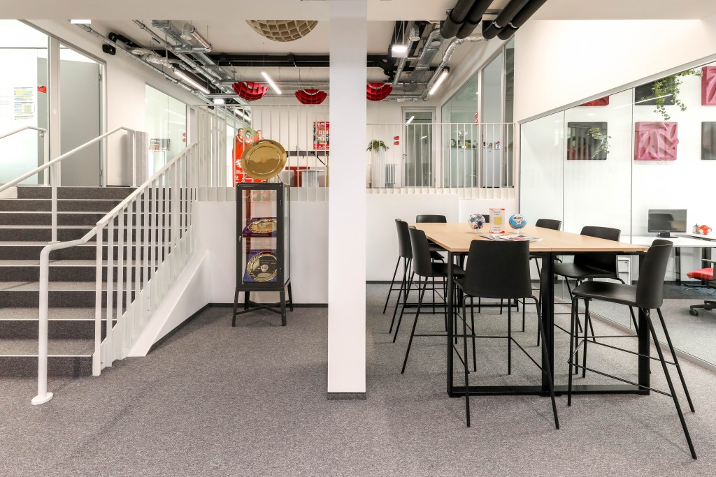 Image of a modern office.