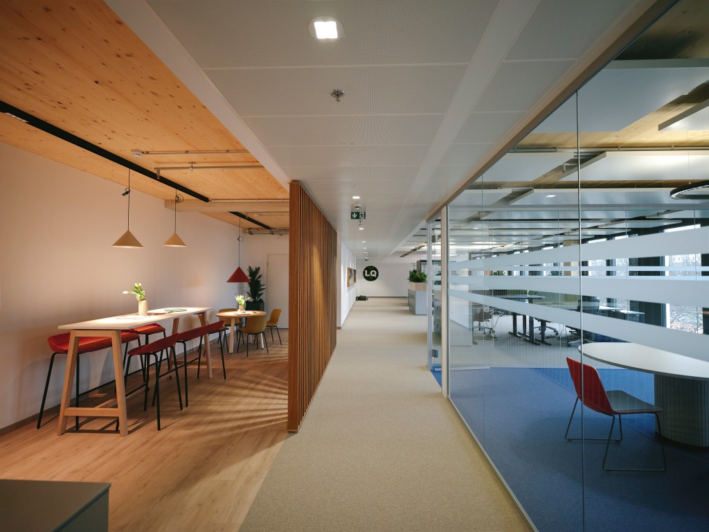 Image of a modern waiting room.